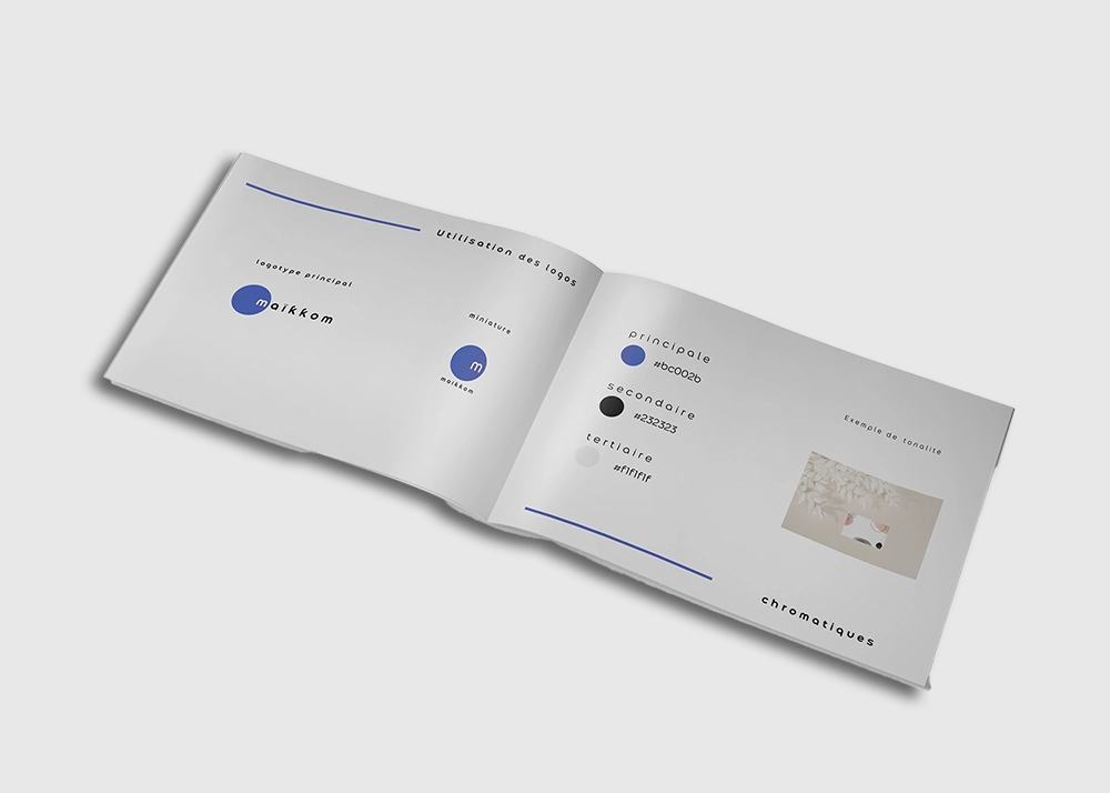 Maikkom charte graphique - Livret documentation technique ouvert montrant codes couleurs et spécifications visuelles