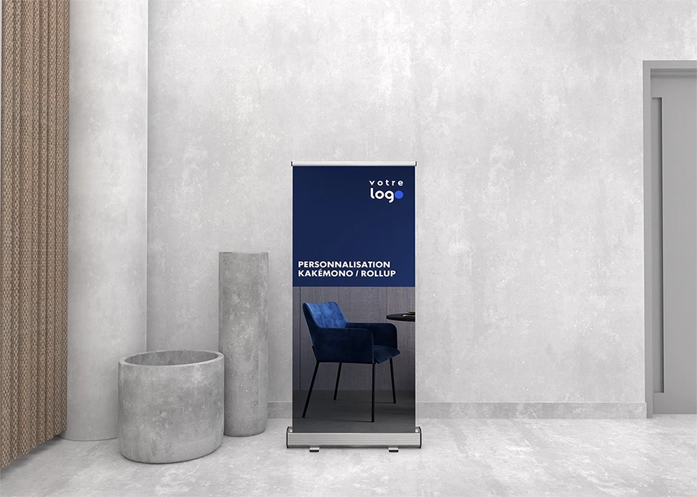 Maikkom kakemono publicitaire - Support publicitaire vertical installé dans environnement professionnel moderne